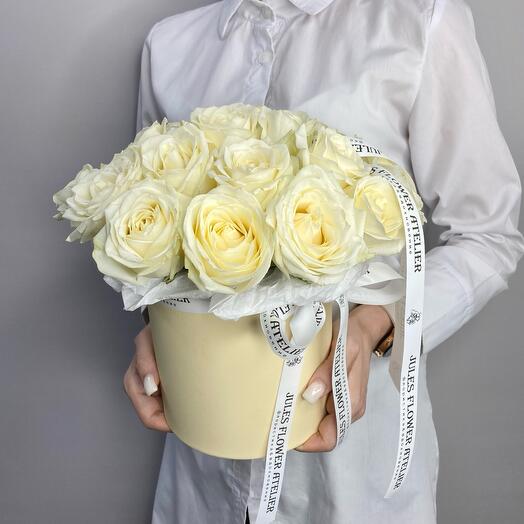 Flowers in a box white roses "Avalange"