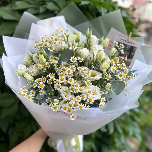 Летний букет из эустомы, ромашек и зелени эвкалипта