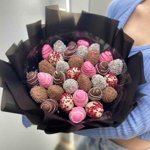 The bouquet of chocolate-covered strawberries is beautiful