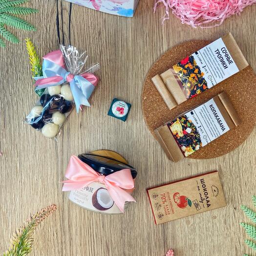 Подарочный набор бокс с чаем и сладостями