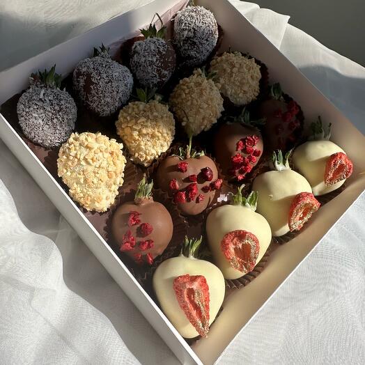 Клубника в шоколаде бел и молоч с декором