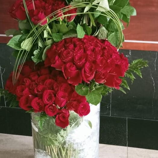 Blooming marvellous:100 Stems of Red Roses in a Glass Vaes