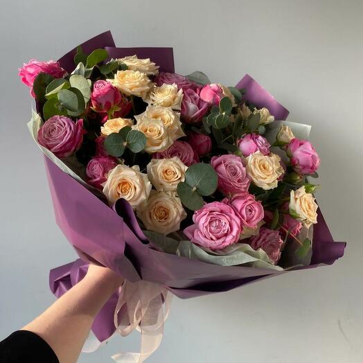 Bouquet of 7 bush roses with eucalyptus