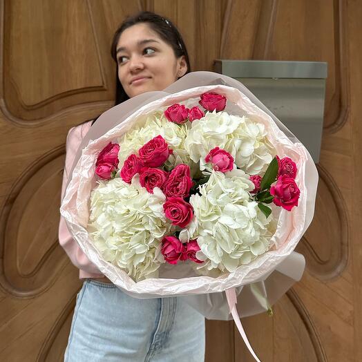 Букет с гортензией и розами