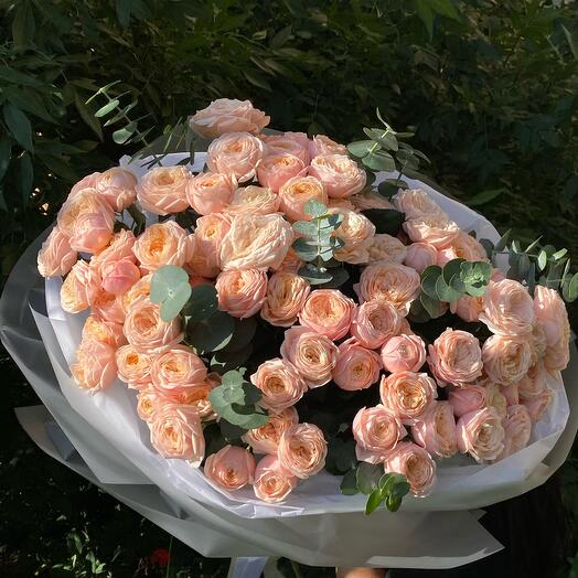 Букет из кустовых пионовидных роз