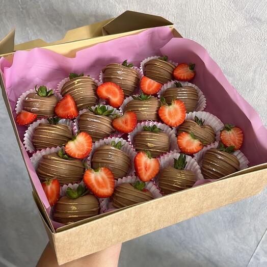 Клубника в шоколаде 16 шт плюс кусочки