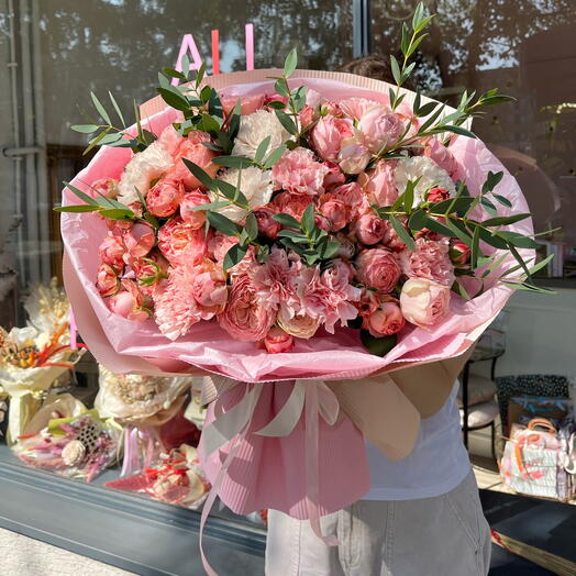 Complimento rosa di rose peoniche e garofani