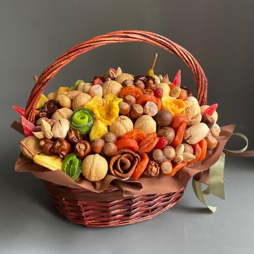 Шикарная корзина с орехами и сухофруктами