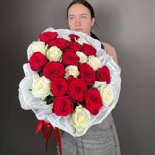 A mix of 25 red and white Roses