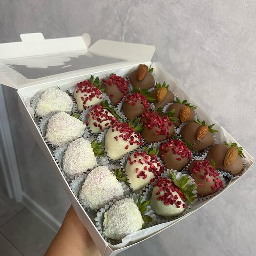 Клубника в шоколаде миндалинка