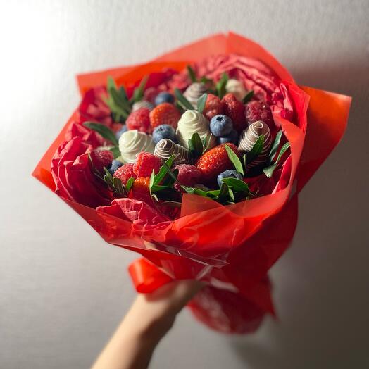 Букет с клубникой в шоколаде, с малиной и голубикой