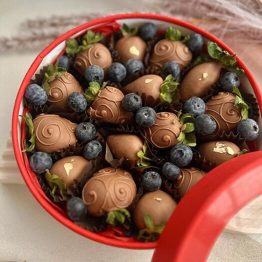 Fresas cubiertas de chocolate con arándanos