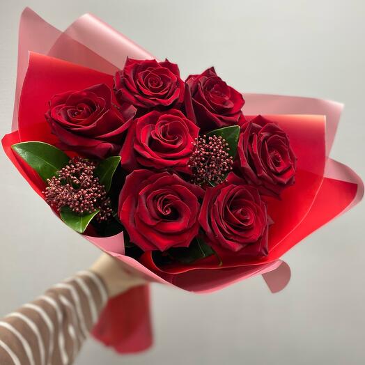 Букет из красных роз и скимии ♥️🌿
