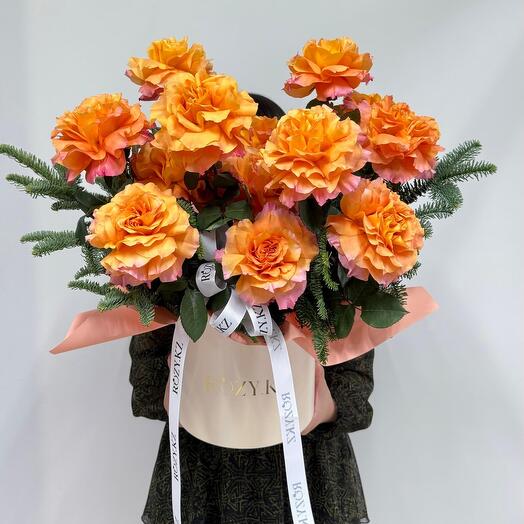 Коробка с розами и нобилисом