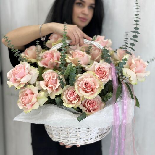 Корзина с цветами 23 французские розы и эвкалипт