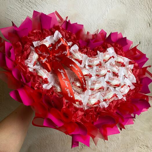 Букет- сердце из нежных кокосовых конфет