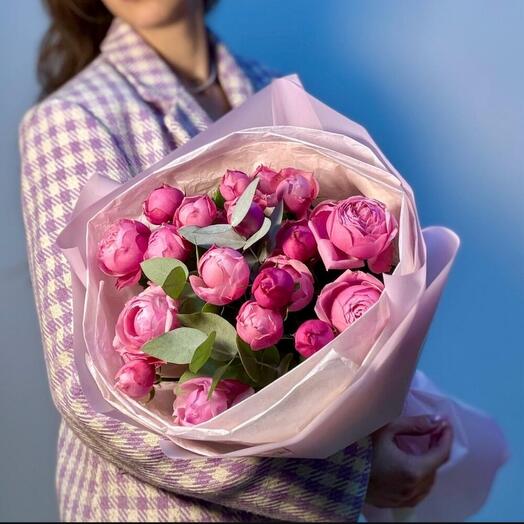 Кустовая роза Сильва Пинк с эвкалиптом