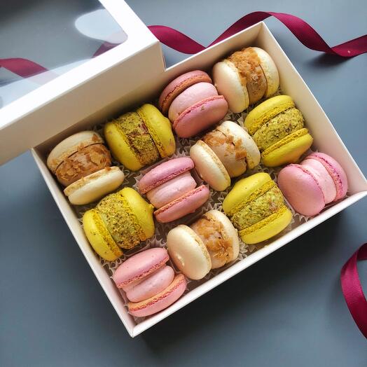 Набор пирожных макарон в подарок. Macaron