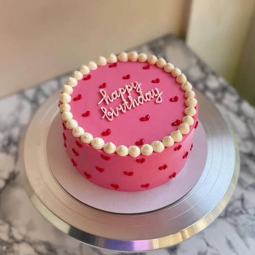 Торт с надписью *Happy Birthday*
