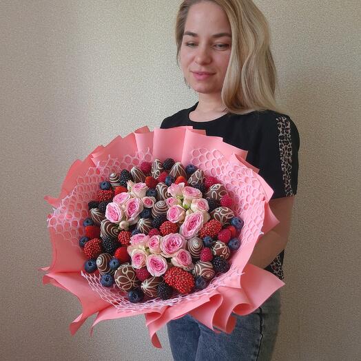 Клубника в шоколаде с цветами
