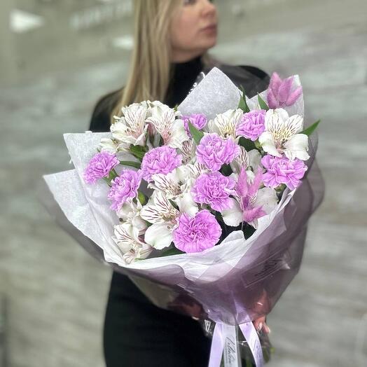Букет с альстромерией и диантусами