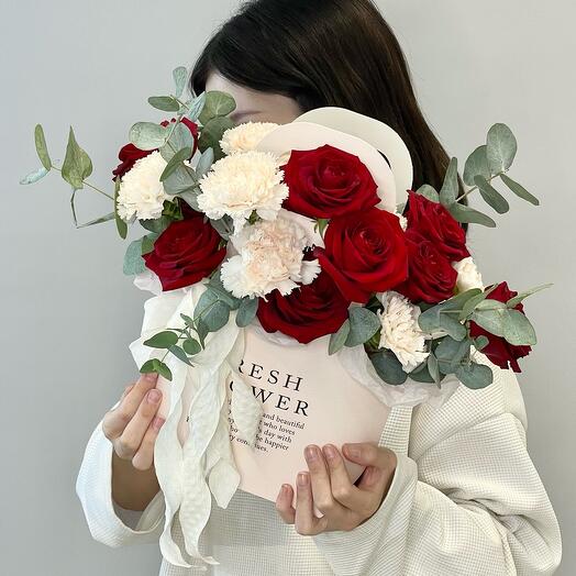 «Flower» композиция из красных роз,кремовых диантусов и эвкалипта