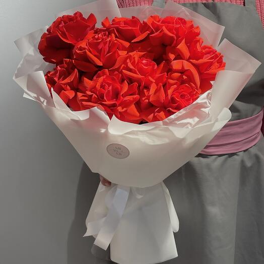 Ramo con rosas francesas escarlatas