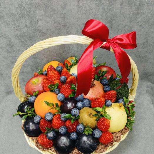 Фруктовая корзина (клубника, авокадо, слива, груши, киви)