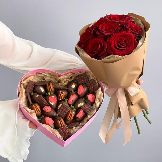 Клубника в шоколаде и букет из 7 красный роз, "Комбо набор 19" в форме сердца