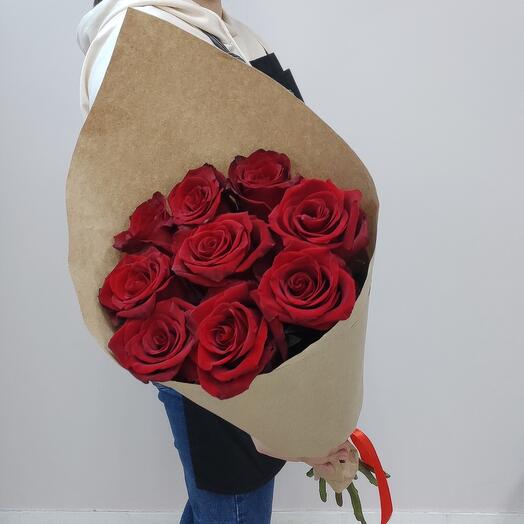 9 rosas rojas en la elaboración🌹
