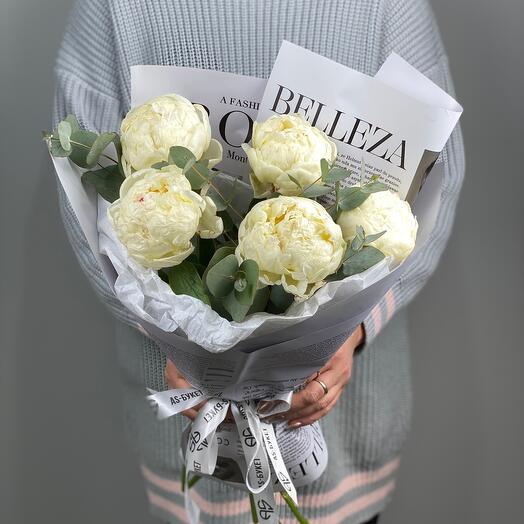 Букет из крупных белых пионов с эвкалиптом PEONY44