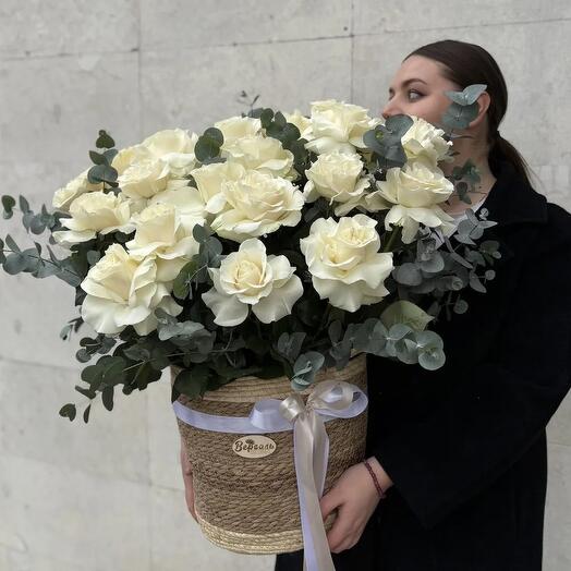 Круглая корзина с белыми французскими розами