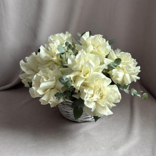 11 французских роз с эвкалиптом в корзине