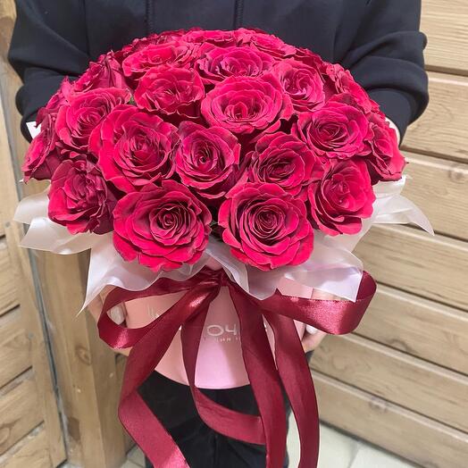 33 бордовые розы в коробке