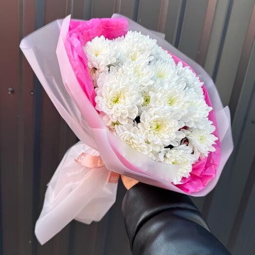 Букет из нежных хризантем в яркой упаковке + сладкий подарок 🎁