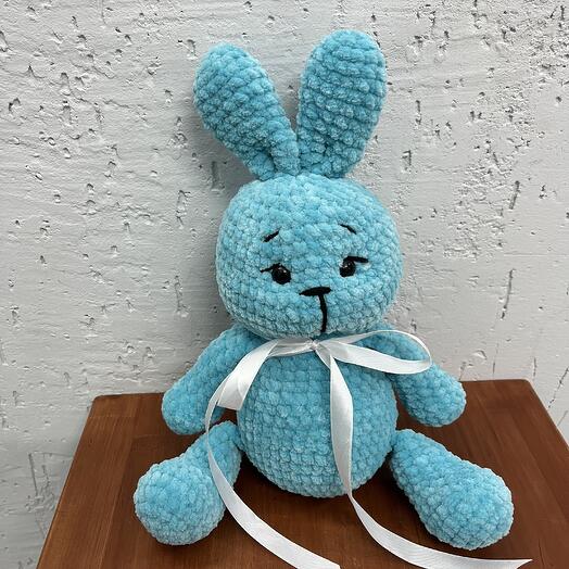 Вязаная игрушка «зайка с бантиком»