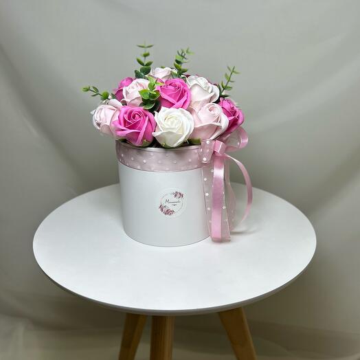 Ramo en tonos rosados de 19 rosas de jabón