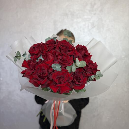 11 pieces French rose bouquet with eucalyptus