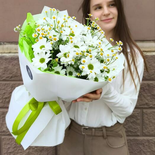 Букет из ромашек и хризантем