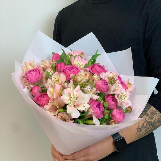Ramo de peonía rosa arbusto con alstroemeria