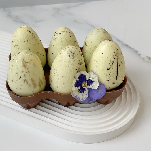 Пирожное пасхально яйцо с шоколадной подставкой