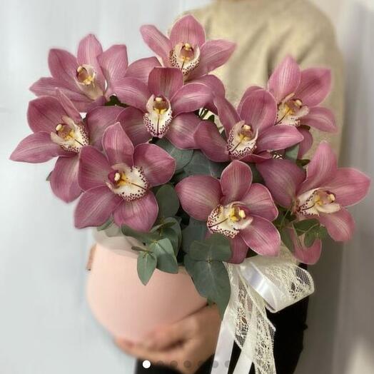 Коробка с нежной орхидеей
