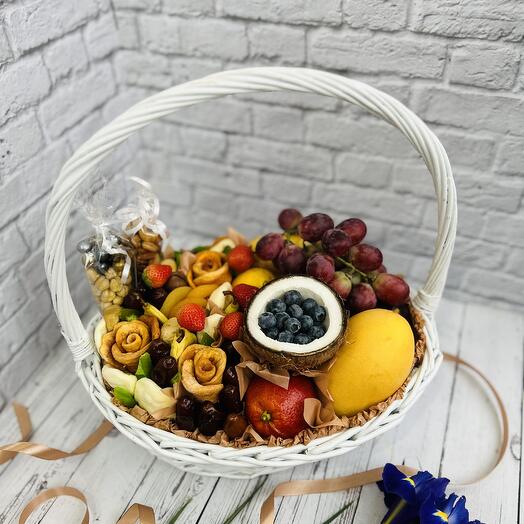 Корзина с фруктами сухофруктами и орехами