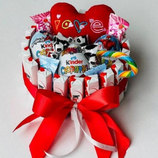 Торт из киндеров с мягкой игрушкой сердце Love