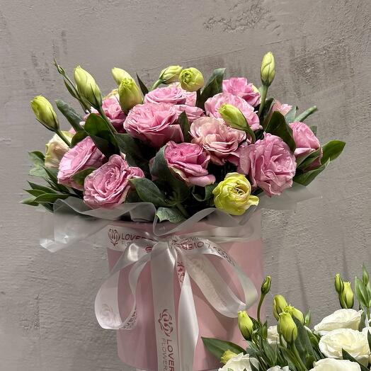 Розовые эустомы в коробке