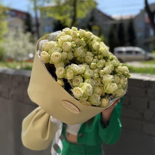 Моно букет из белых кустовых роз