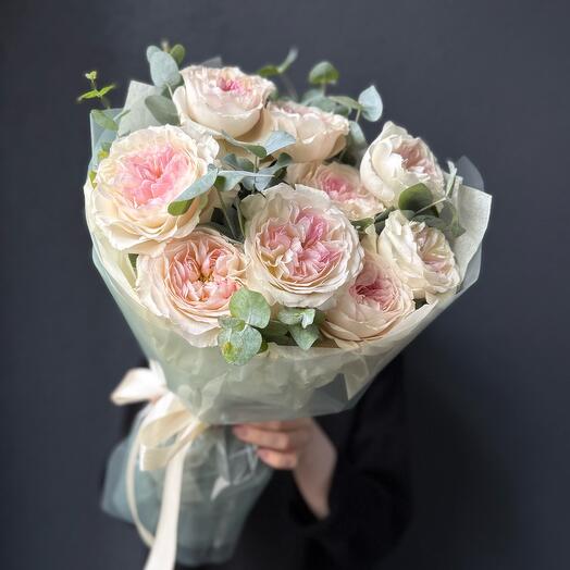 Моно букет из садовых пионовидных роз и эвкалипта «Кейра»
