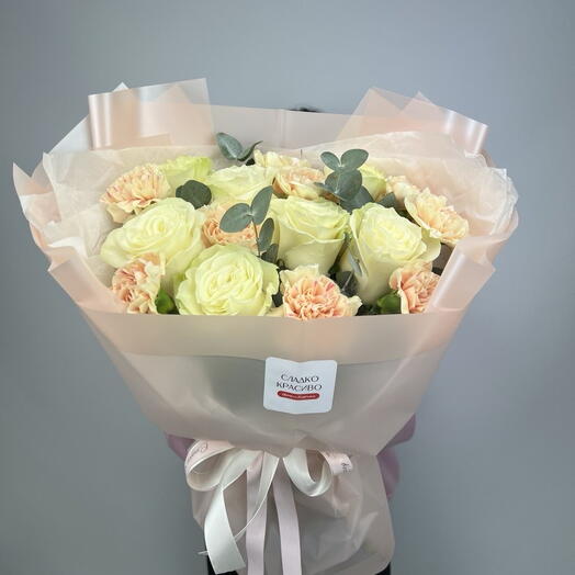 Bouquet of roses and dianthus