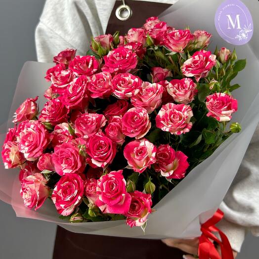 Кустовые розы в воздушном оформлении