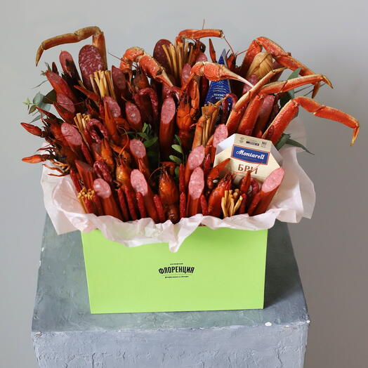 Мужской букет из крабов, раков, сыров и колбас